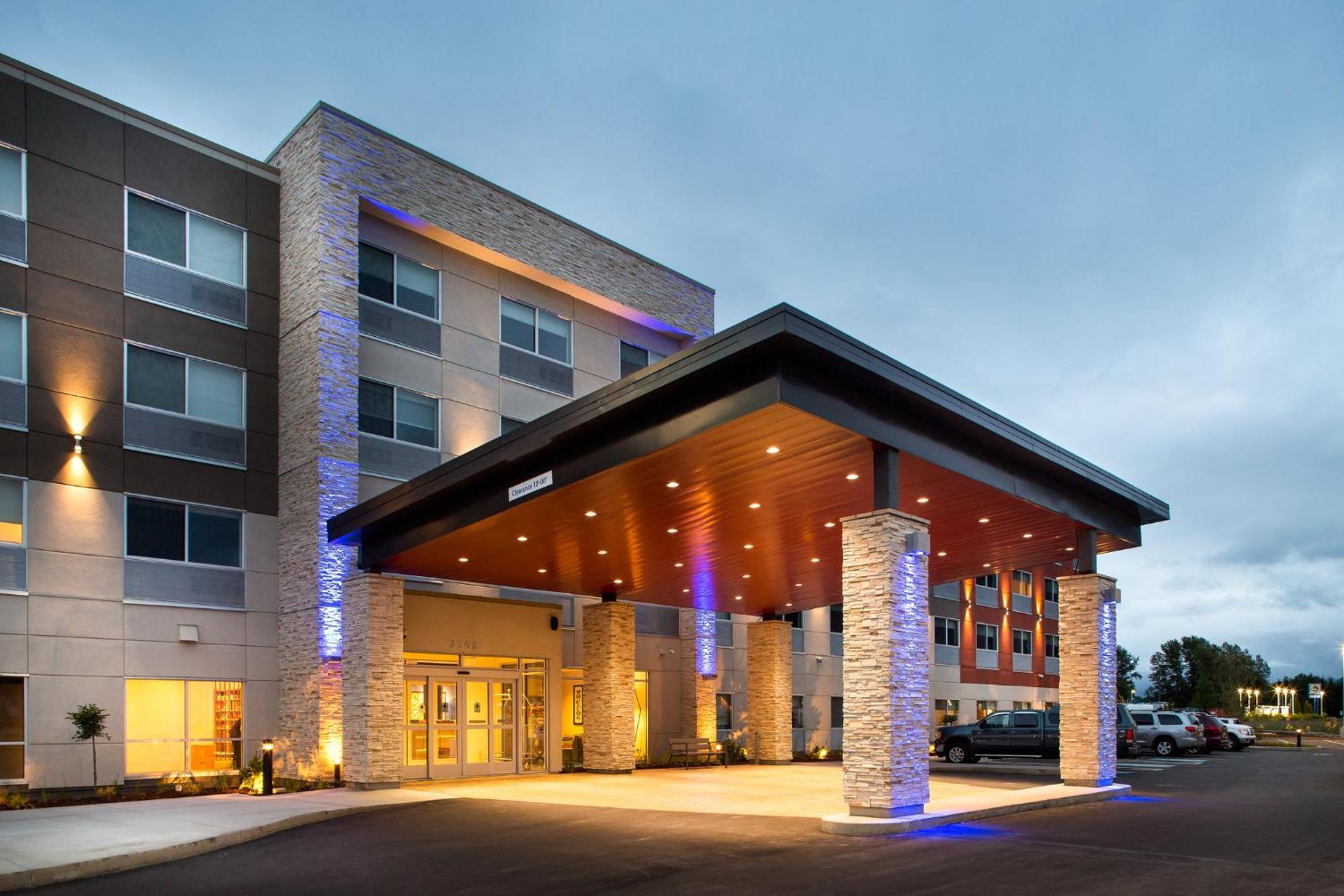 Holiday Inn Express & Suites Terrace, An Ihg Hotel Exterior photo